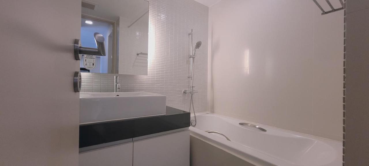 Twenty Three Residence Банкок Екстериор снимка